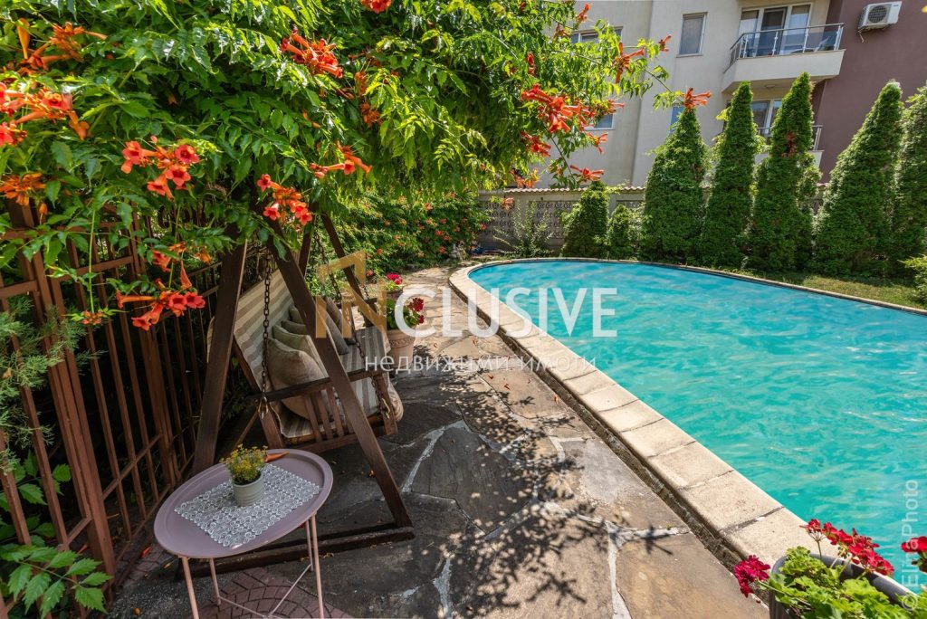Boutique three-story house with pool and garden in Trakata area of Varna city — 1