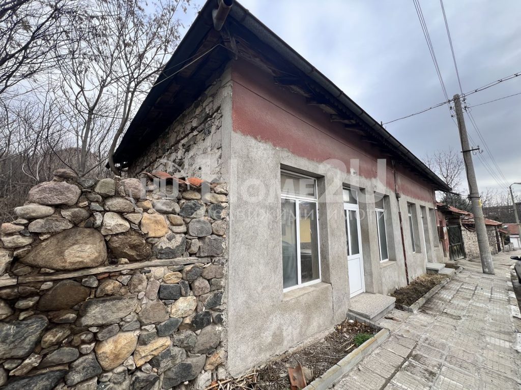 HOUSE WITH YARD AND COMMERCIAL SPACE IN s.BRYAGOVO — 1