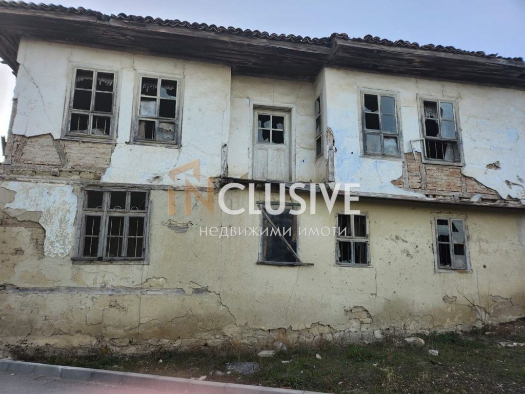 Yard with electricity and water in the village of Dragoevo — 1