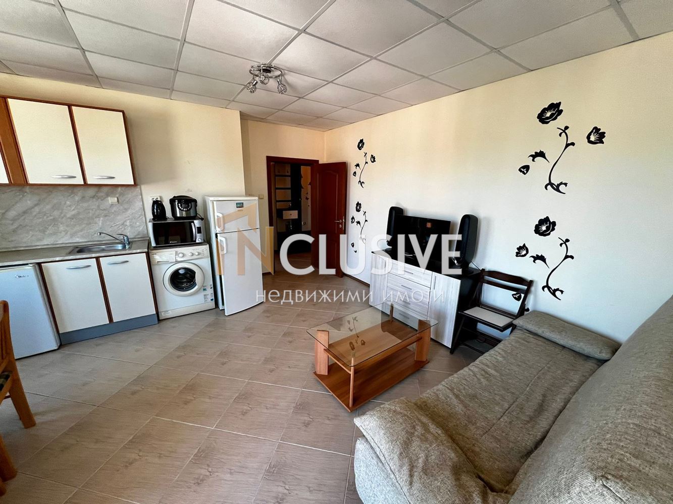 Three-room apartment in Sl. Bryag with low maintenance fee near the center
