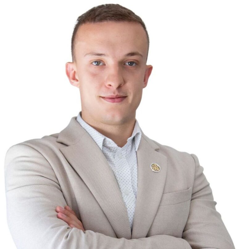 Виктор Петров