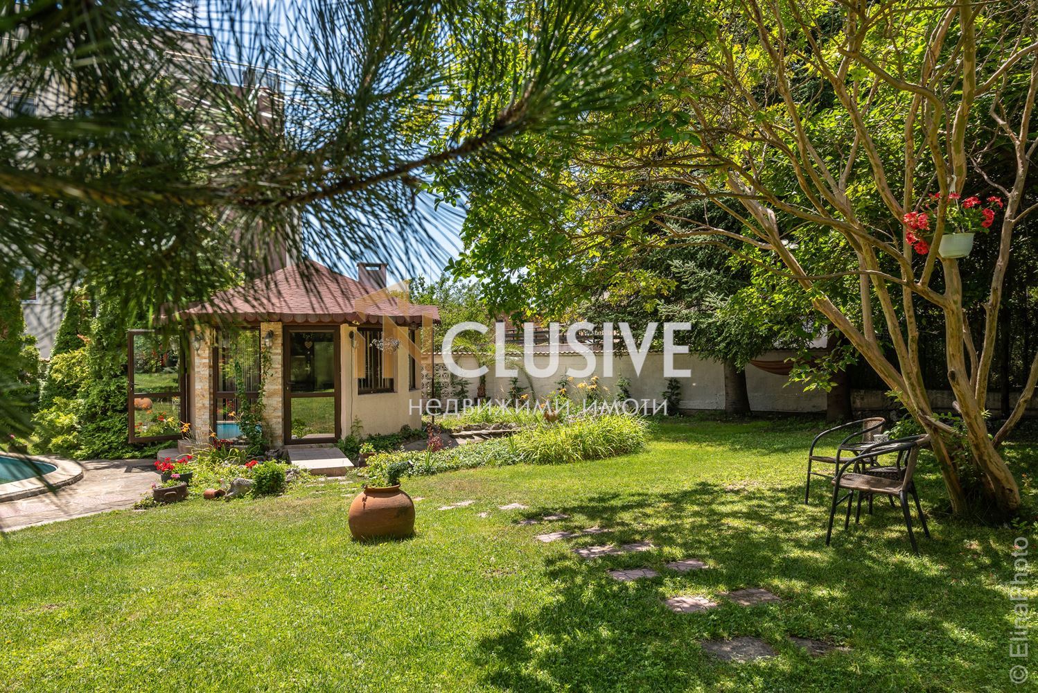 Boutique three-story house with pool and garden in Trakata area of Varna city