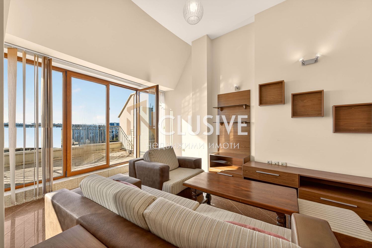 Spacious three-room apartment with sea view in Briz district