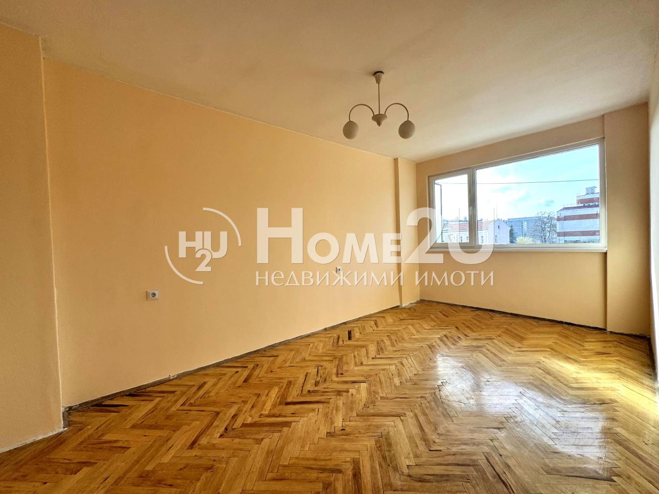CENTER!!TURNKEY!!BRICK!!MIDDLE FLOOR