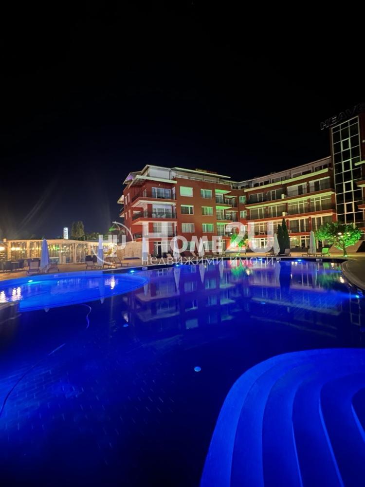 Three-bedroom apartment on the first line – ground floor, in front of the pool, right on the beach in Slanchev Bryag