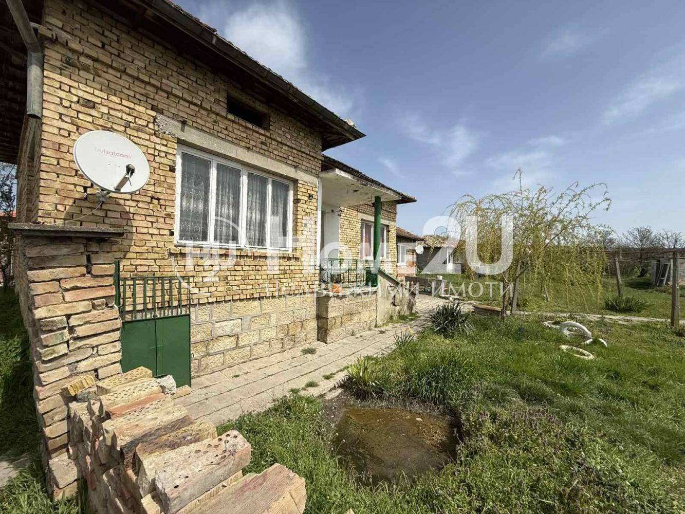 !!BRICK!!FURNISHED!!LARGE YARD!!