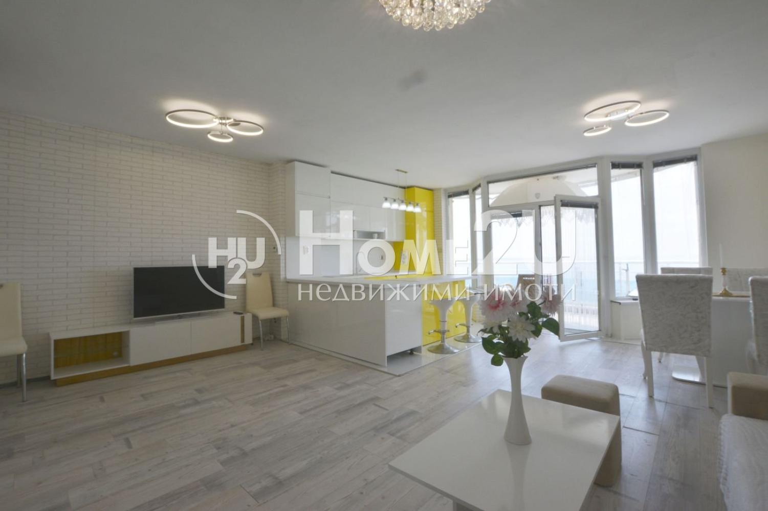 Three-bedroom apartment with sea view in Ravda village