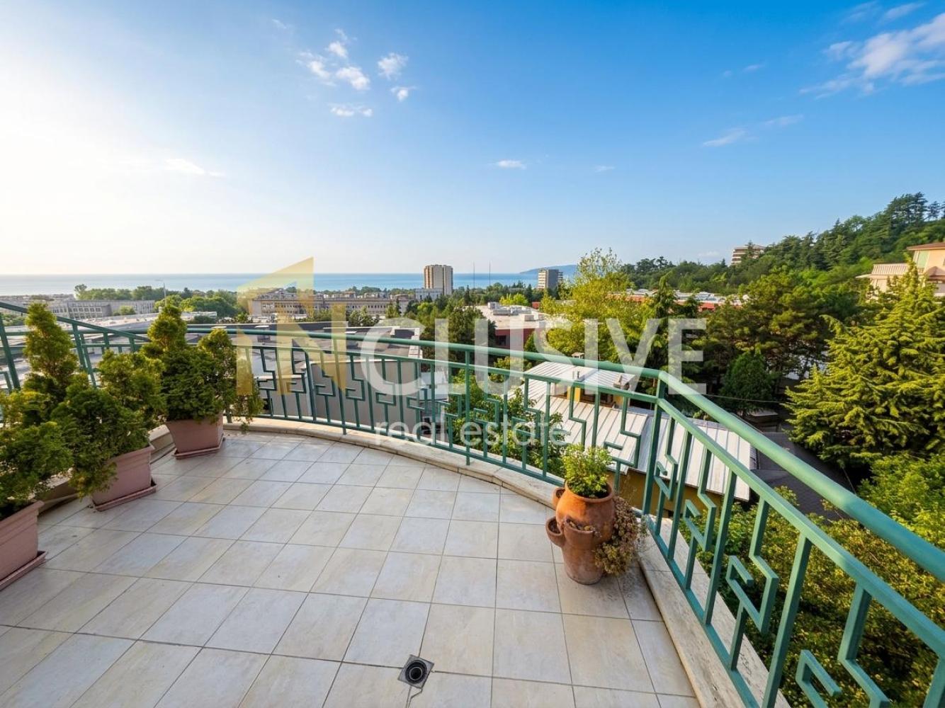 Three-room maisonette in kv. Briz with sea panorama and parking space