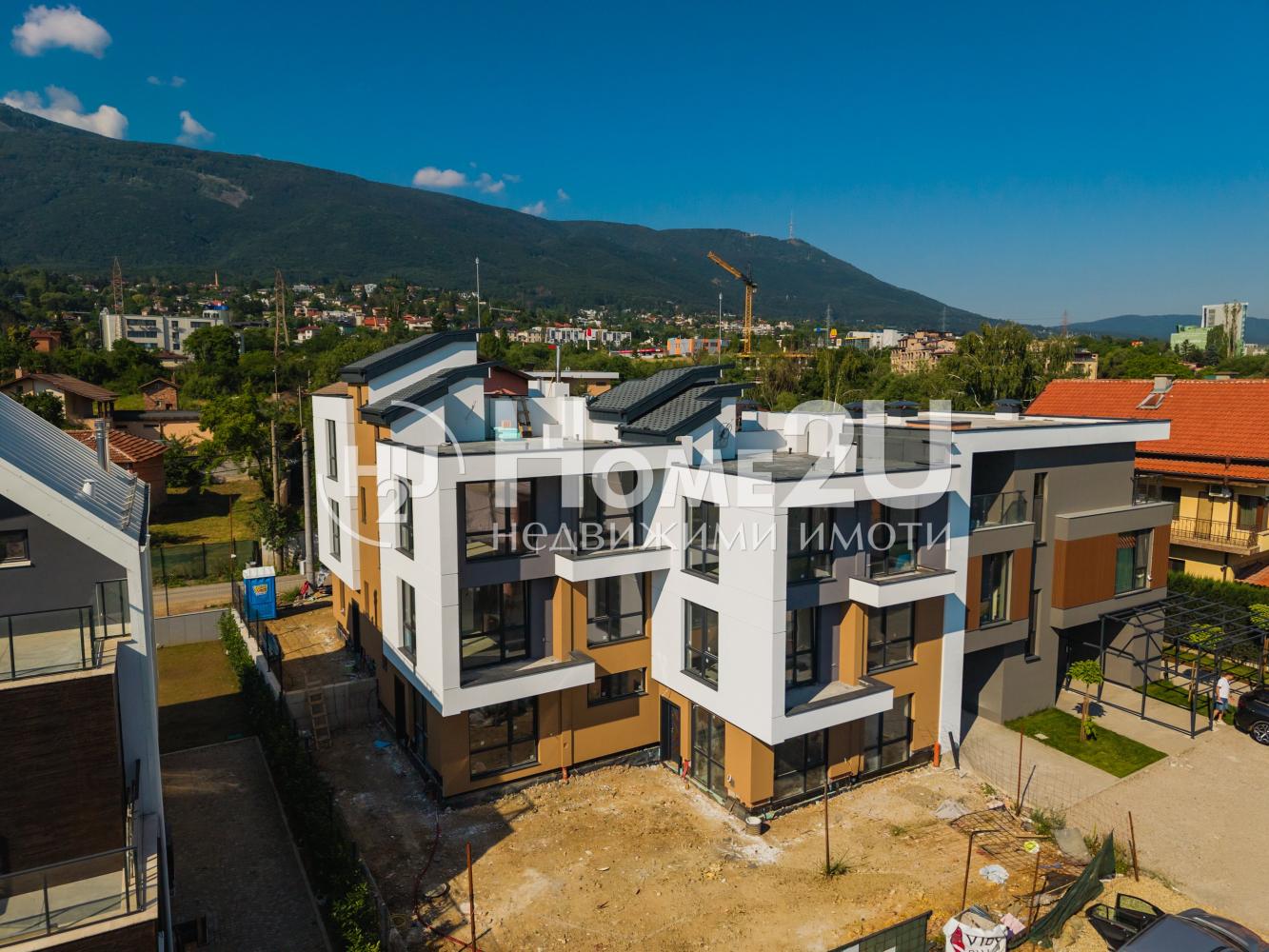 Houses in Manastirski Livadi — East