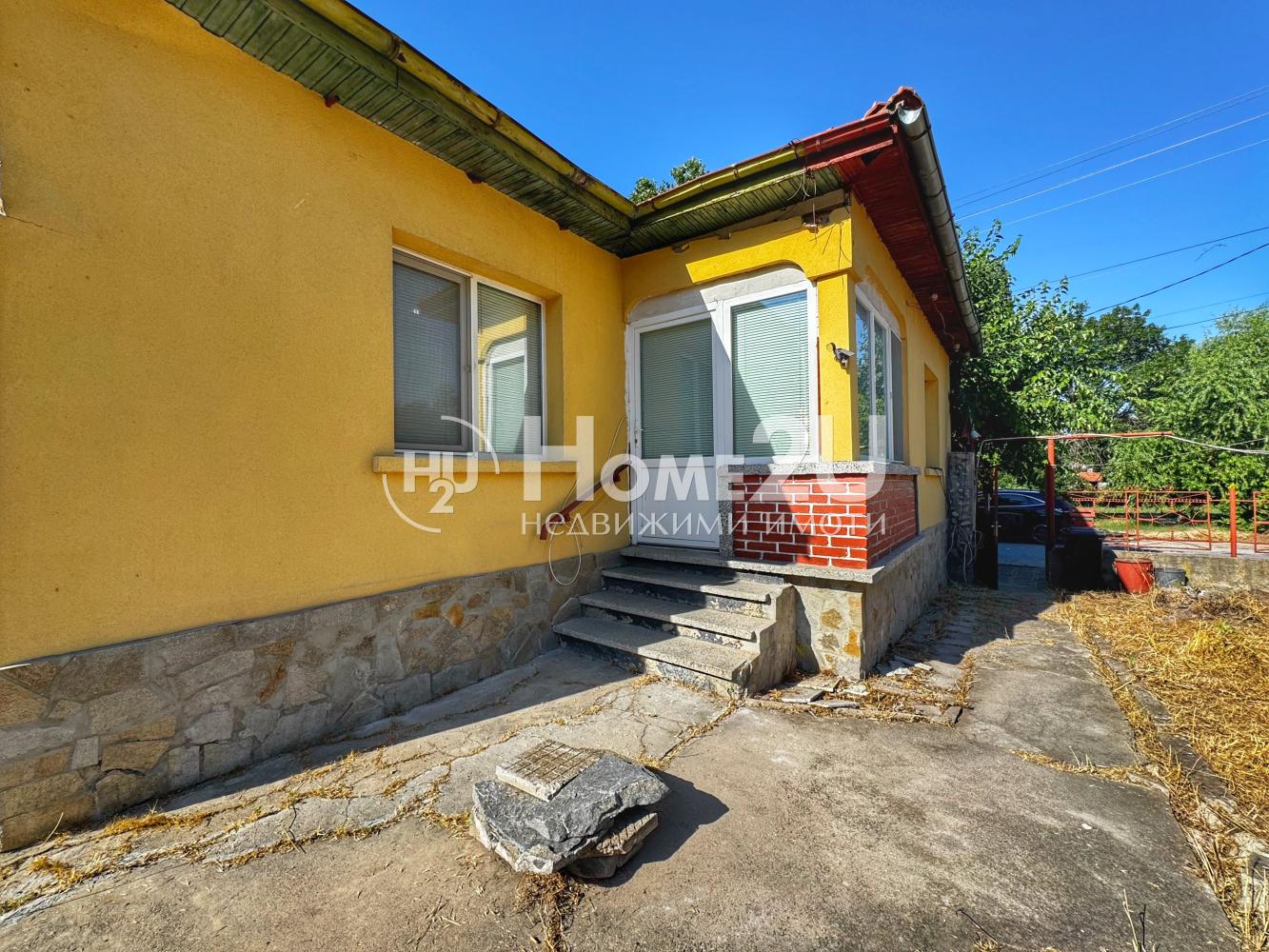 DETACHED HOUSE!!! GARAGE!!!