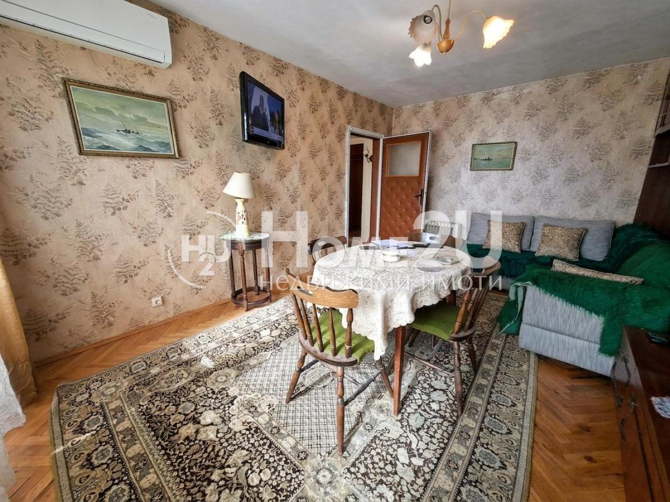 FOUR SEPARATE ROOMS! MIDDLE APARTMENT! MIDDLE FLOOR! SPACE AND LIGHT!