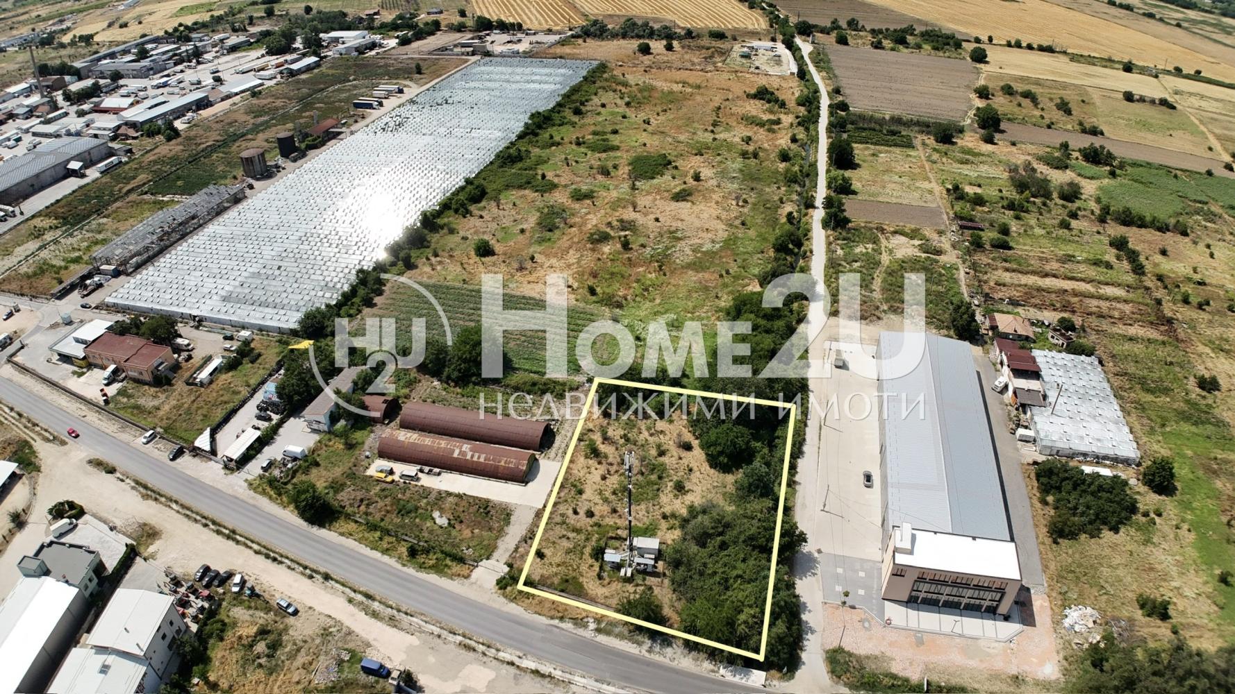 Land property with frontage on Komatevsko Shose — a location with traffic, visibility and potential! Between Kvat. Komatevo and the village of Parvenets!