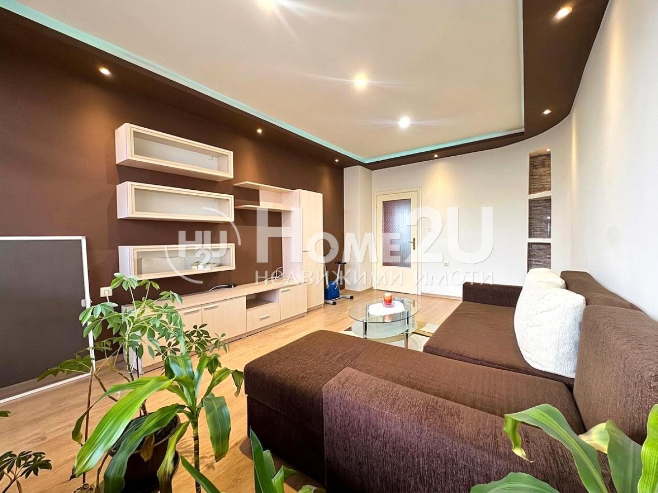 !!CENTRE!!FURNISHED!! BRICK!! MIDDLE FLOOR!! ELEVATOR!!
