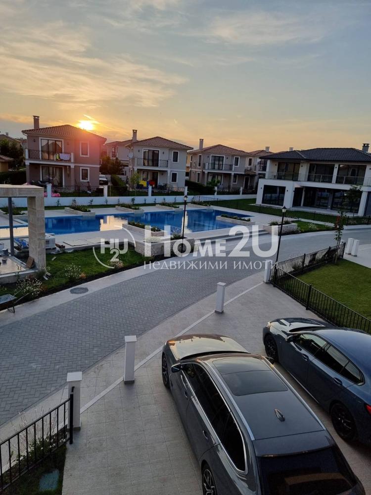 Luxury DETACHED house in the preferred Victoria Hills complex!