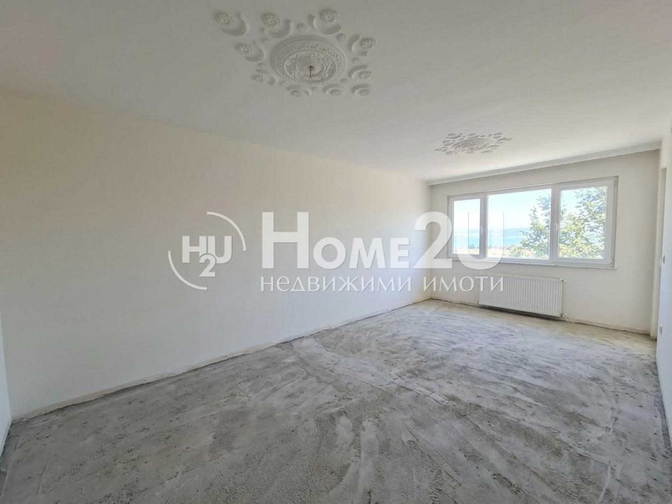 Panel apartment with THREE separate rooms with a lake view in a renovated block