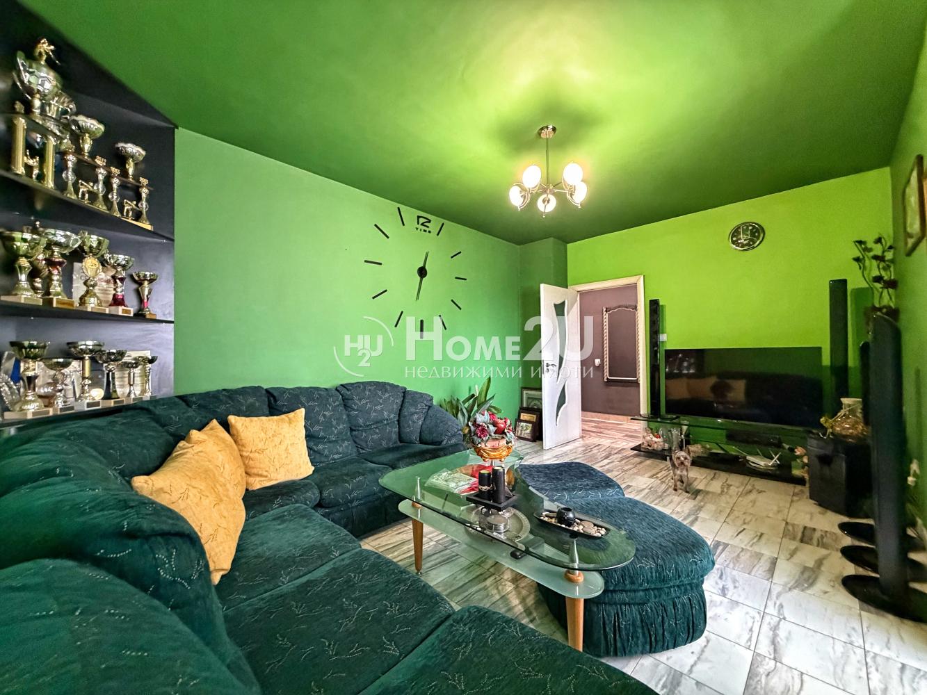 Top location! Five separate rooms! Fully furnished!