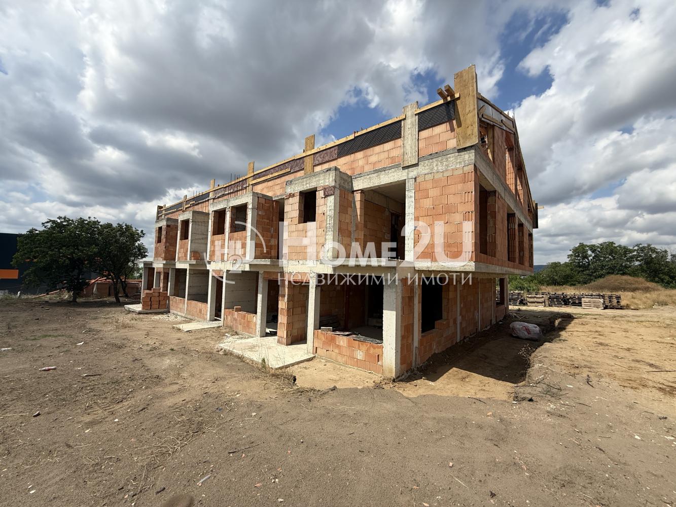 4 Bedrooms! 3-Storey House with Yard! Before Act 14!