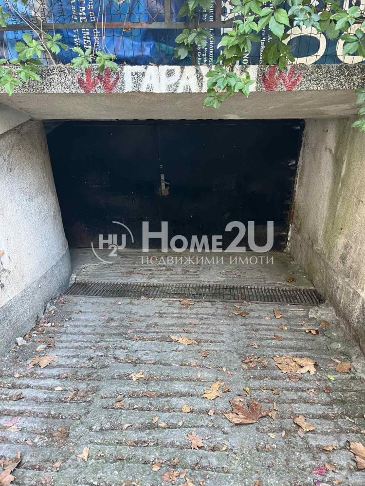 Garage with entrance from Demokratsia Blvd! Can also be used as a storage unit.